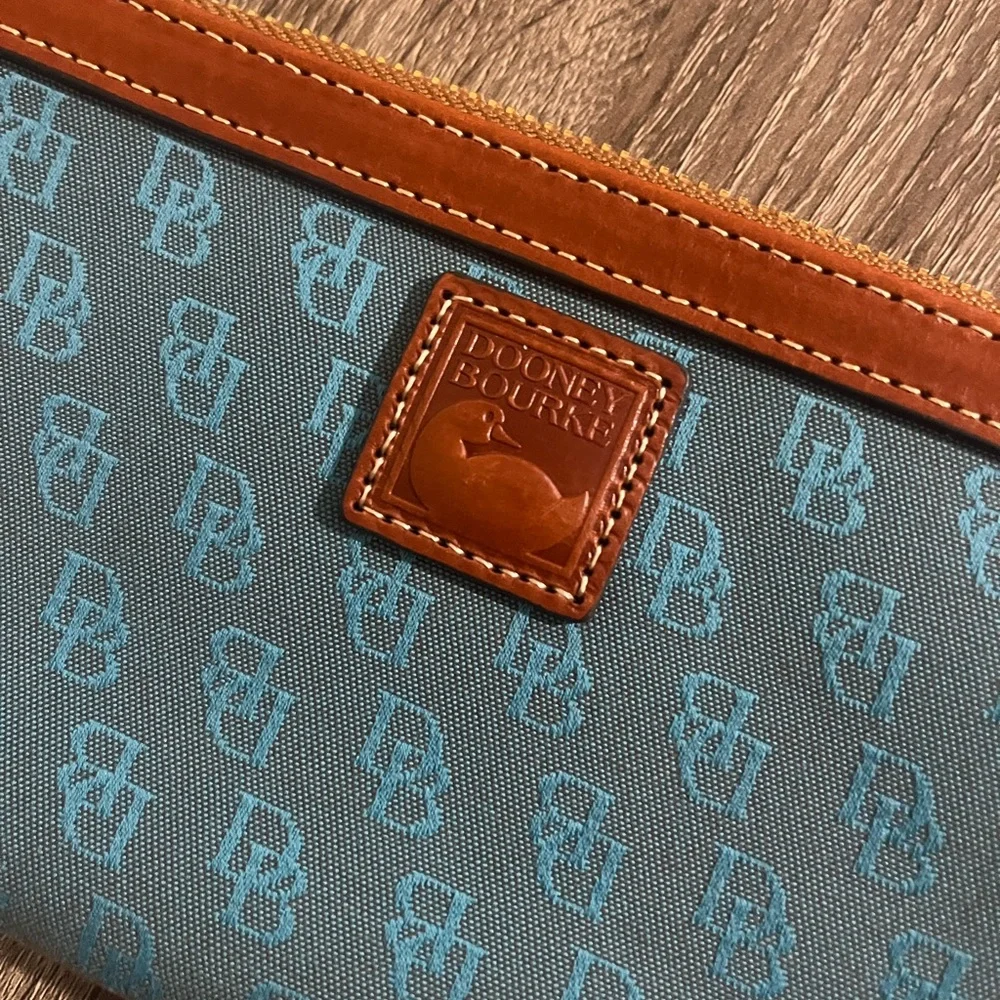 Stunning Dooney & Bourke wristlet - Picture 2 of 6